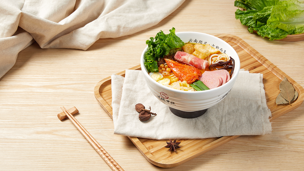 Sopa de dorado con fideos de arroz