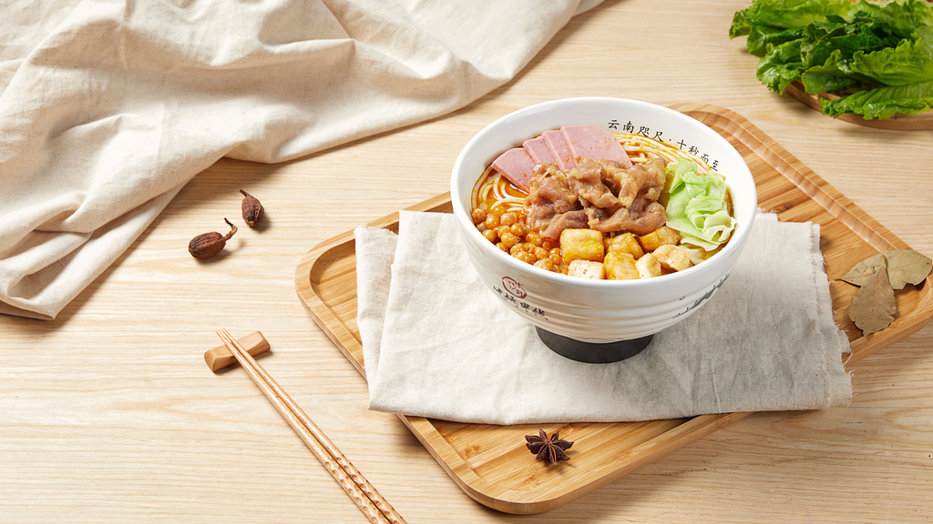 Sopa de dorado con carne de res en rodajas