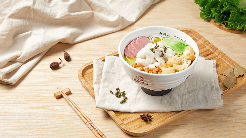 Sopa de pimientos encurtidos con filete de pescado en rodajas